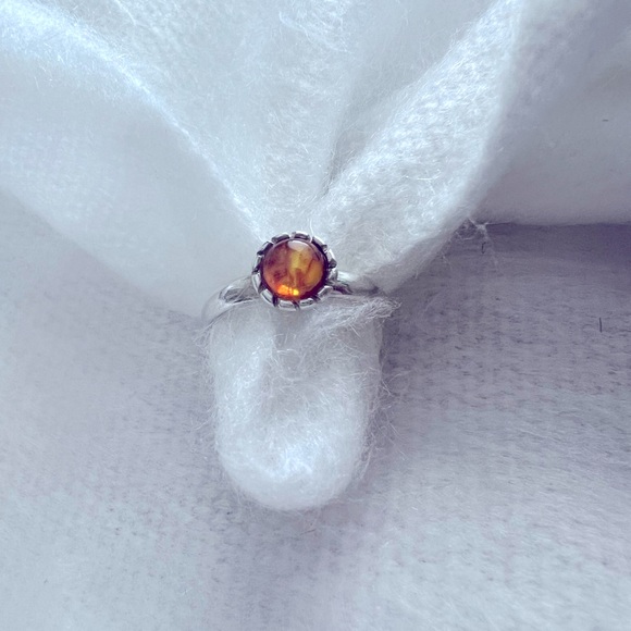 Stunning Sterling Silver ring with an Amber Stone. Size 7. - Picture 4 of 12